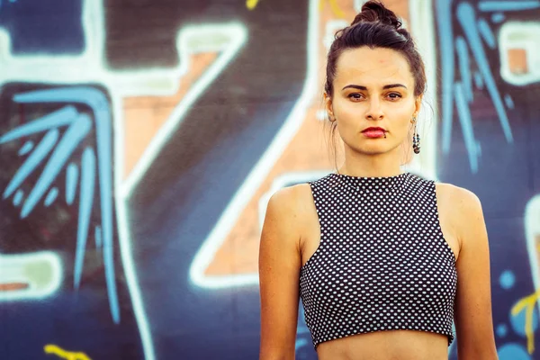 Bir kız boyalı duvarlar ile şehrin arka planda.