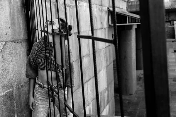 Una chica en el fondo de la ciudad con paredes pintadas . — Foto de Stock