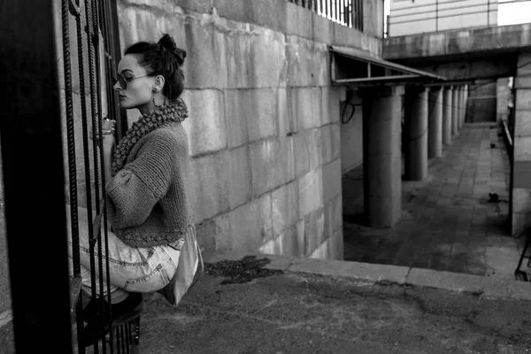Uma menina no fundo da cidade com paredes pintadas . — Fotografia de Stock