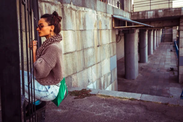 Девушка на заднем плане города с раскрашенными стенами . — стоковое фото