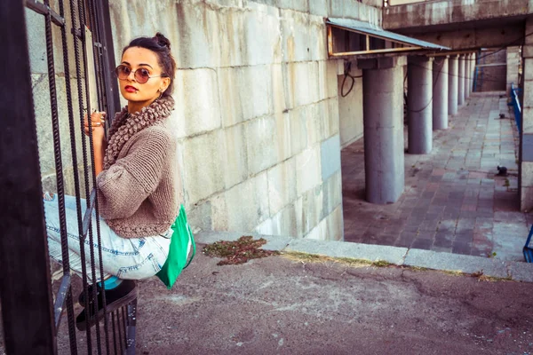 Una chica en el fondo de la ciudad con paredes pintadas . —  Fotos de Stock