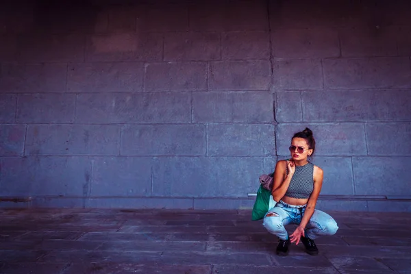 塗られた壁が付いている都市の背景に女の子. — ストック写真