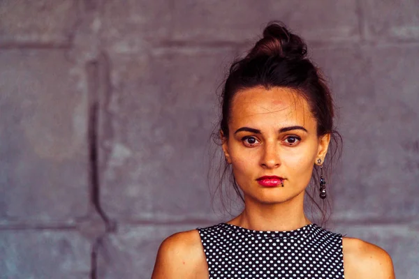 Retrato de uma rapariga. Menina em um fundo de parede cinza — Fotografia de Stock