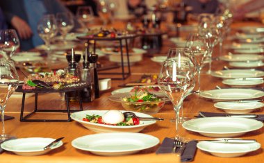 Büyük bir şirket için tabak ve gıda ile bir tablo