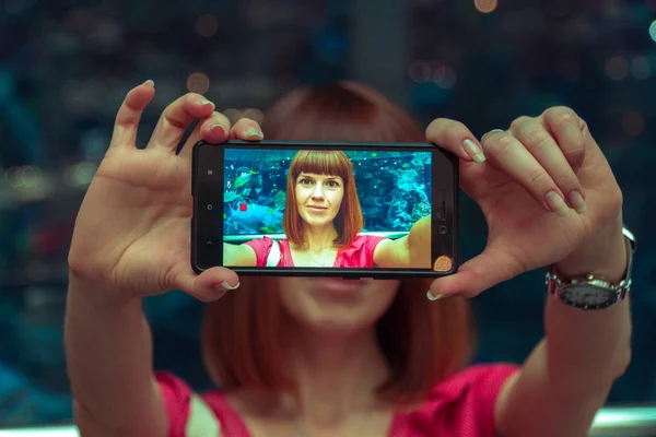 Selfy desde el teléfono. La chica se dispara por teléfono. . —  Fotos de Stock