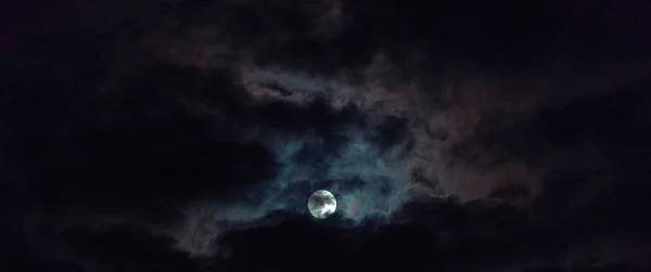 Gece gökyüzündeki aya — Stok fotoğraf
