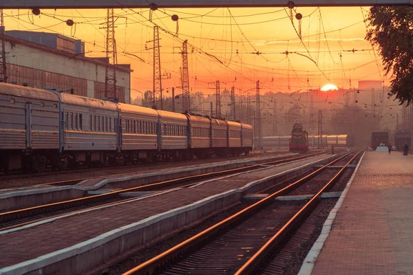 Railway op Sunset achtergrond — Stockfoto
