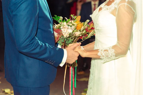 Anéis de casamento. anéis vestido recém-casados — Fotografia de Stock