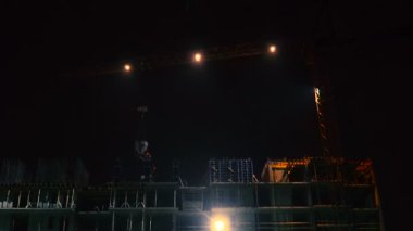 İnşaat. Gece bir konut inşaatı