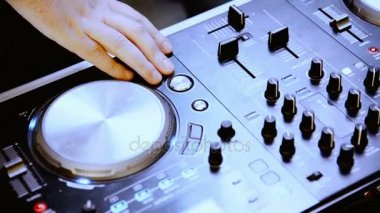 DJ. müzikal donanımları. Eller sesi ayarlayın
