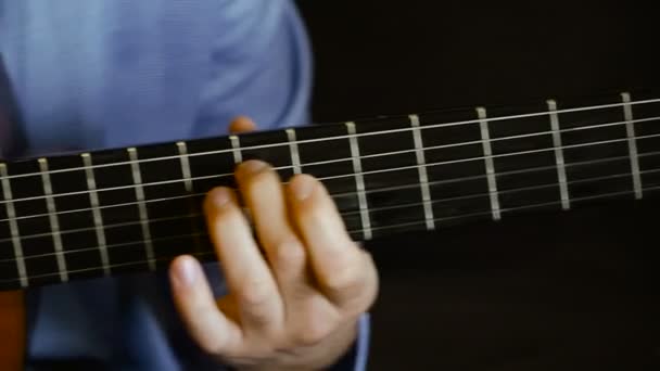 Гитара. Игра на гитаре — стоковое видео