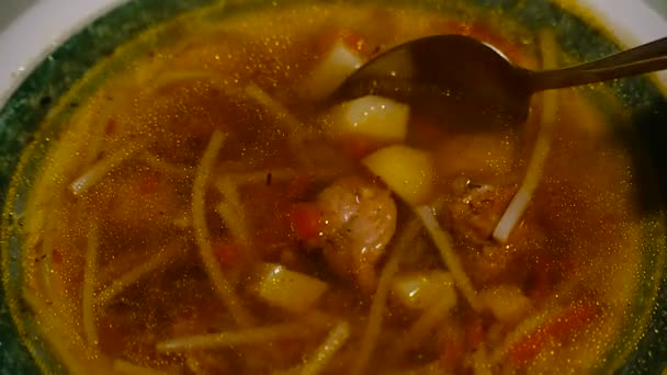 Тарелка куриного супа — стоковое видео