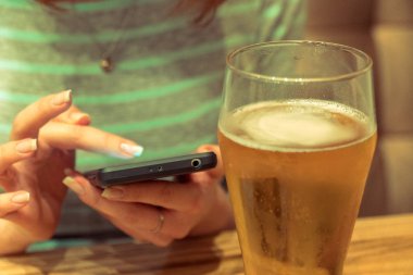 Hareket eden telefon. Bir kız bir barda bir mobil ph ekranında görünüyor