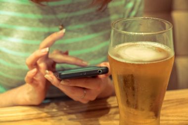 Hareket eden telefon. Bir kız bir barda bir mobil ph ekranında görünüyor