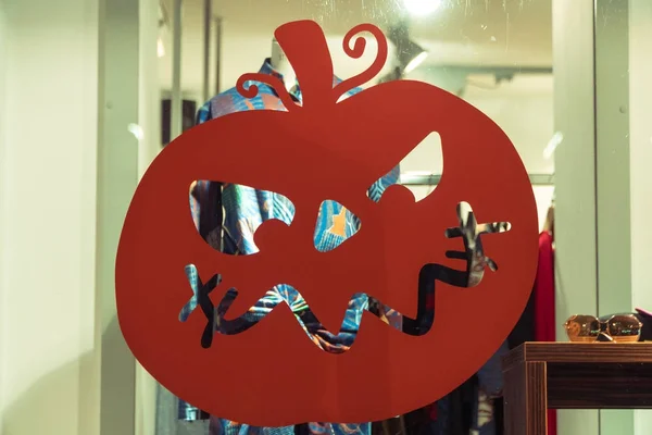 Halloween. Shop window is decorated with an evil pumpkin — Stock Photo, Image