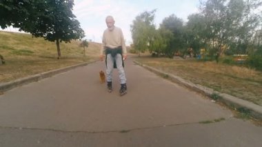Büyükbaba Griffon doğurmak köpek ile silindir üzerinde rulo