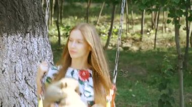 Bir kız ile bir köpek ile bir park yürüme mesafesindedir. Pomeranian Spitz