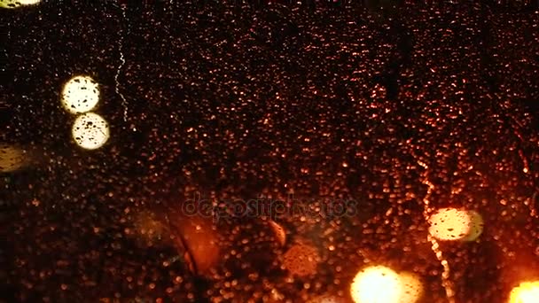 Lluvia. Parabrisas del coche. Está lloviendo sobre el vidrio. — Vídeos de Stock