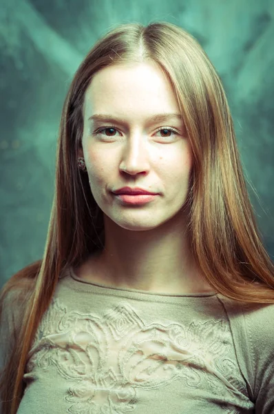 Portrait. Girl on a gray wall background — Stock Photo, Image