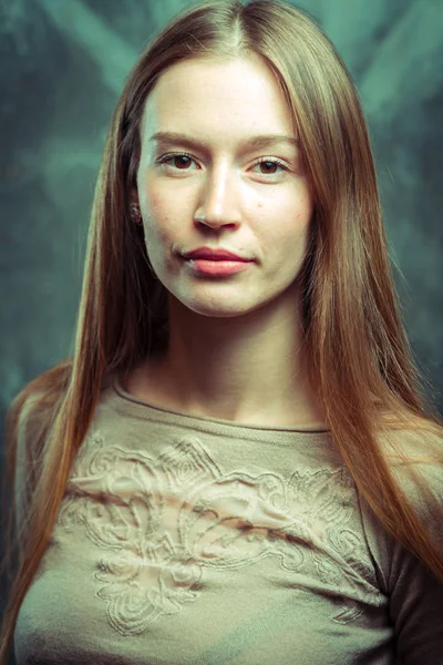 Retrato. Chica en un fondo de pared gris — Foto de Stock