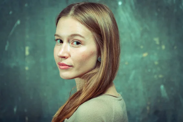 Portret. Meisje op een grijze muur achtergrond — Stockfoto