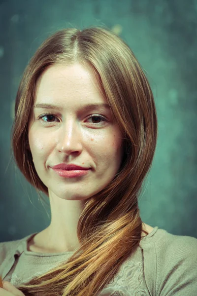 Portrait. Girl on a gray wall background — Stock Photo, Image