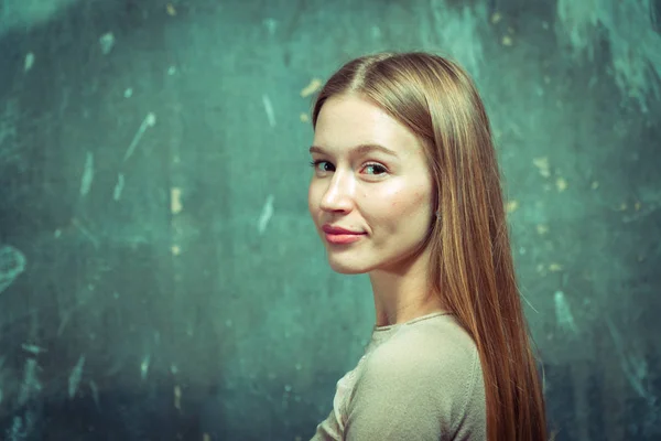 Portret. Dziewczyna na tle szarej ścianie — Zdjęcie stockowe