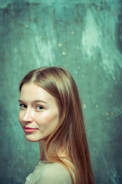 Portrait. Fille sur un fond de mur gris — Photo