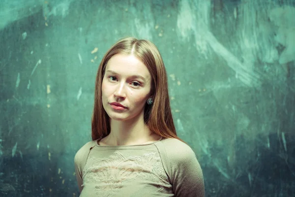 Portrait. Girl on a gray wall background — Stock Photo, Image