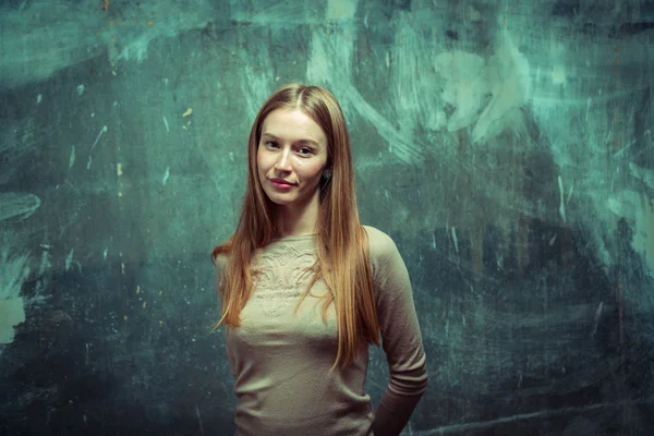 Retrato. Chica en un fondo de pared gris — Foto de Stock