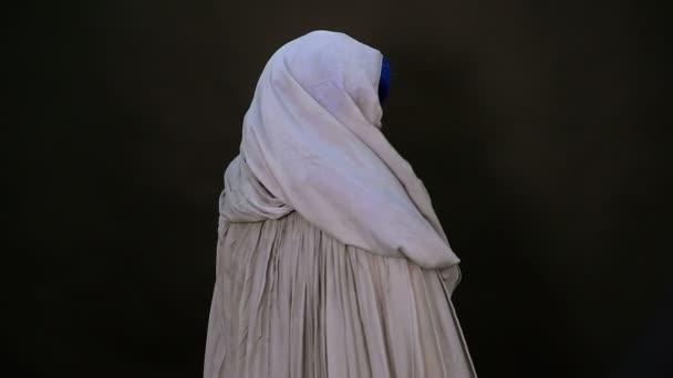 Maquillaje. Imagen de una bruja en un vestido de novia — Vídeos de Stock