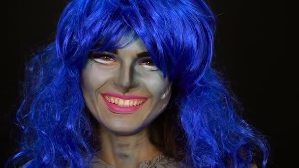 Maquillage. Image d'une sorcière dans une robe de mariée — Video