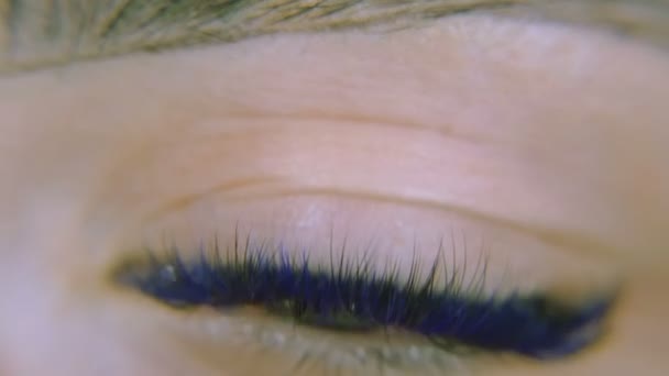 Eyes. Green eyes with blue eyelashes — Stock Video