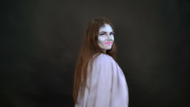 Μακιγιάζ. Εικόνα της μια μάγισσα σε ένα φόρεμα νύφη — Αρχείο Βίντεο