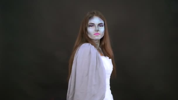 Maquillaje. Imagen de una bruja en un vestido de novia — Vídeo de stock