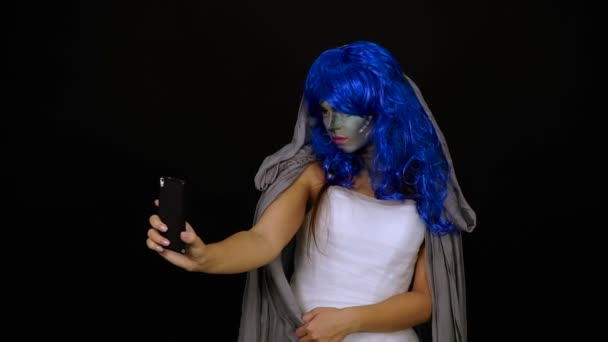Hareket eden telefon. Kız makyaj selfie üstünde hareket eden telefon yapar. — Stok video