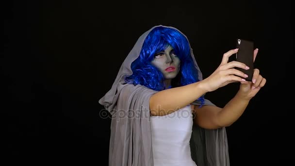 Mobiele telefoon. Meisje in make-up maakt selfie op mobiele telefoon — Stockvideo