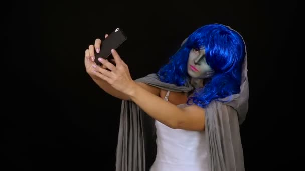 Mobile phone. Girl in makeup makes selfie on mobile phone — Stock Video