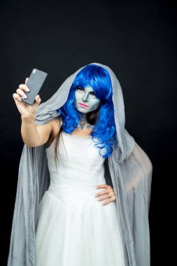 Hareket eden telefon. Kız makyaj selfie üstünde hareket eden telefon yapar.
