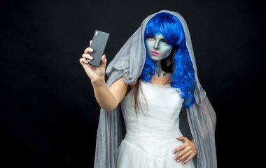 Hareket eden telefon. Kız makyaj selfie üstünde hareket eden telefon yapar.