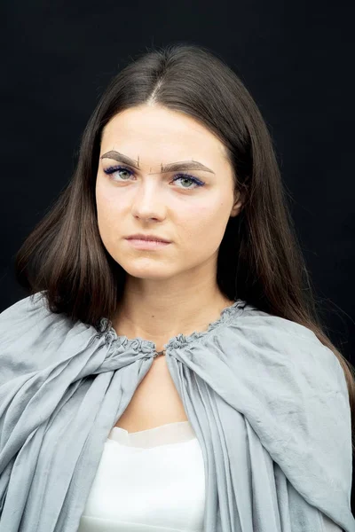 Makeup. Bilden av en häxa i en brud klänning — Stockfoto