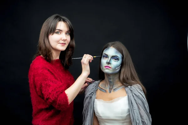 Make-up. Bild einer Hexe im Brautkleid — Stockfoto