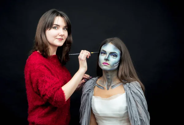 Maquillage. Image d'une sorcière dans une robe de mariée — Photo