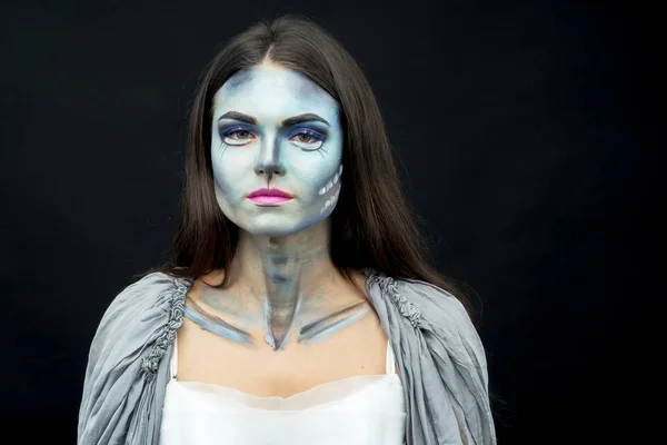 Maquillaje. Imagen de una bruja en un vestido de novia —  Fotos de Stock