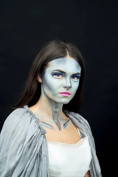 Maquillage. Image d'une sorcière dans une robe de mariée — Photo