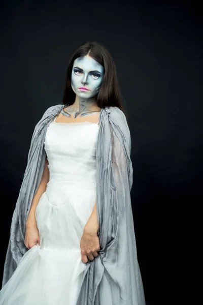 Maquillaje. Imagen de una bruja en un vestido de novia —  Fotos de Stock