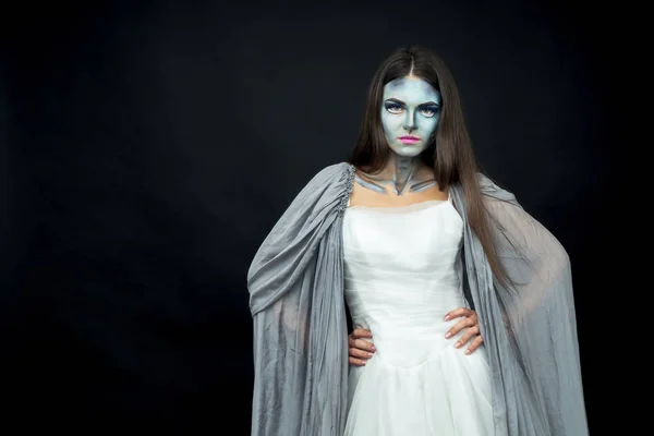 Maquillage. Image d'une sorcière dans une robe de mariée — Photo