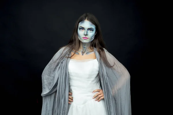 Maquillaje. Imagen de una bruja en un vestido de novia —  Fotos de Stock