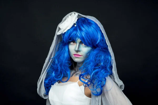 Maquiagem. Imagem de uma bruxa num vestido de noiva — Fotografia de Stock