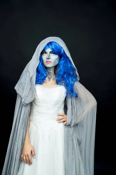 Make-up. Bild einer Hexe im Brautkleid — Stockfoto